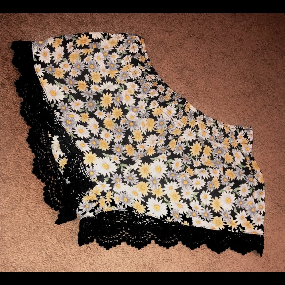 Forever 21 women’s black daisy woven shorts size S